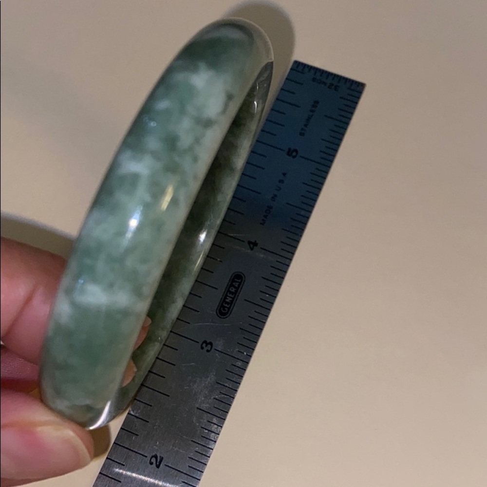 Green jadeite jade bangle - Picture 2 of 8